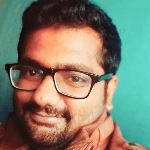 Uomo aperto alla ricerca di divertimento