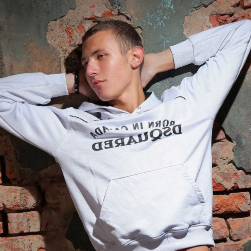 Che fai? Guardi? E non parli?.... Imbarazzato