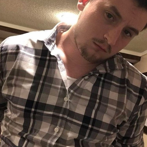 Uomo diretto cerca avventure con amici